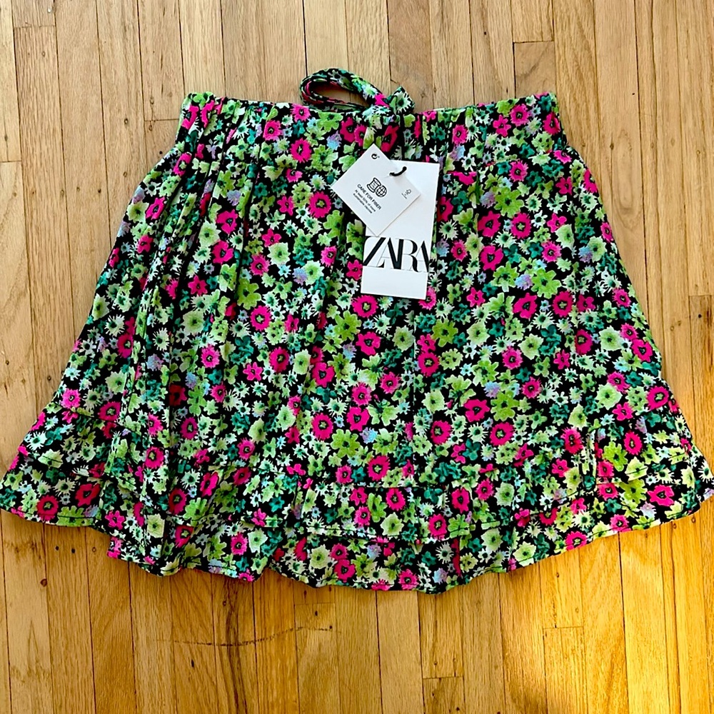 ZARA green, pink, black floral skort (skirt shorts). Small. BNWT